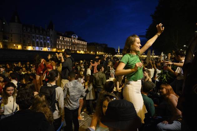 News Bilder des Tages Despite the government s restrictions, Parisians will meet in the parks on the banks of the Seine or in the squares to celebrate the end of the curfew and the fete de la musique, in Paris on 21 June 2021.  JulienxMattiax xLexPictorium LePictorium_0249712