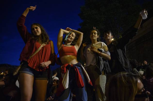 Despite the government s restrictions, Parisians will meet in the parks on the banks of the Seine or in the squares to celebrate the end of the curfew and the fete de la musique, in Paris on 21 June 2021.  JulienxMattiax xLexPictorium LePictorium_0249711