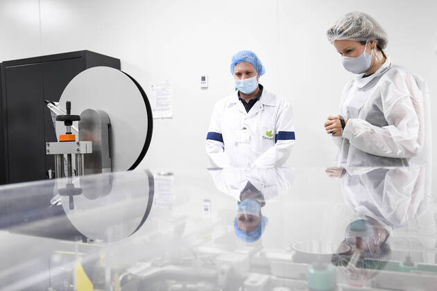 Bilder des Jahres 2021, Entertainment 06 Juni Entertainment Themen der Woche KW25 Queen Mathilde of Belgium pictured during a royal visit to the Tilman Pharmaceutical Laboratory, Tuesday 22 June 2021, in Baillonville.  POOLxFREDERICxSIERAKOWSKI 3014563