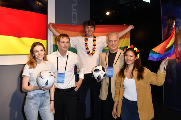 Models with the wax figures of Jürgen Klinsmann and Franz Beckenbauer at the opening of the new Madame Tussauds area Berlin 100 From the Golden Twenties to the City of Freedom at Madame Tussauds Berlin, 23 06 2021 Foto:xF.xKernx xFuturexImage