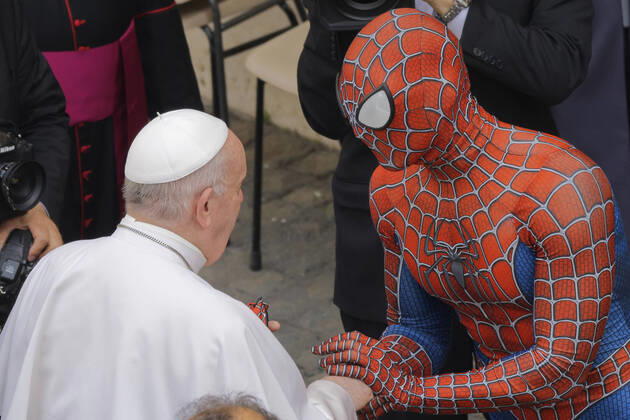 Bilder des Jahres 2021, Entertainment 06 Juni Entertainment Themen der Woche KW25 Entertainment Bilder des Tages Papst Franziskus trifft bei Generalaudienz Mann im Spider-Man Kostüm Pope Francis Attends His Weekly Audience Pope Francis meets Spider-Man, who presents him with his mask, at the end of his weekly general audience with a limited number of faithful in the San Damaso Courtyard at the Vatican, Wednesday, June 23, 2021. The masked man works with sick children in hospitals. Vatican City Vatican valicchia-notitle210623_npVF6  Copyright: xMassimoxValicchiax