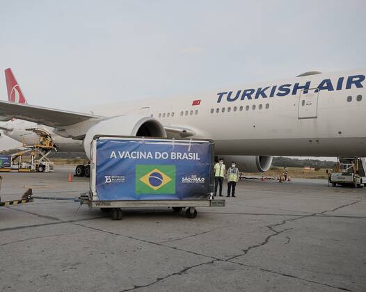 News Bilder des Tages June 26, 2021: Arrival of 6,000 liters of API (Active Pharmaceutical Ingredient) at Guarulhos International Airport, in Sao Paulo state, this Saturday (26), .The inputs will allow the Butantan Institute to manufacture around 5 million doses of the Coronavac vaccine against Covid-19..The landing was accompanied by the governor Joao Doria. - ZUMAl146 20210626_zaf_l146_006 Copyright: xPauloxLopesx