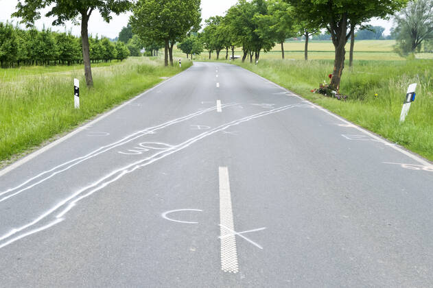 accident traces and memorial for a traffic victim at the roadside car car accident fatal traffic accident traffic accident victim remembrance commemoration speed Copyright: xAchimxDuwentästerx