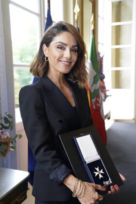 Award of the Order of Merit of the State of North Rhine-Westphalia by Armin Laschet Aktuell, 28 06 2021, Duesseldorf,Nazan Eckes due TV presenter and publicist with the Order of Merit of the State of North Rhine-Westphalia in her hand at the IDR Schloss Eller in Duesseldorf Duesseldorf North Rhine-Westphalia Germany