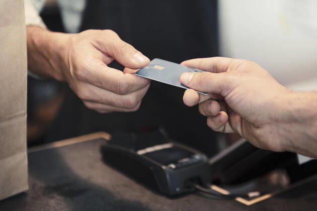 IMAGO Creative: Kreative Renaissance -- der junge Entrepreneur Male customer making payment through credit card at organic shop Sweden, Malmo, model released, property released Copyright: xKentarooxTrymanx , MA87227