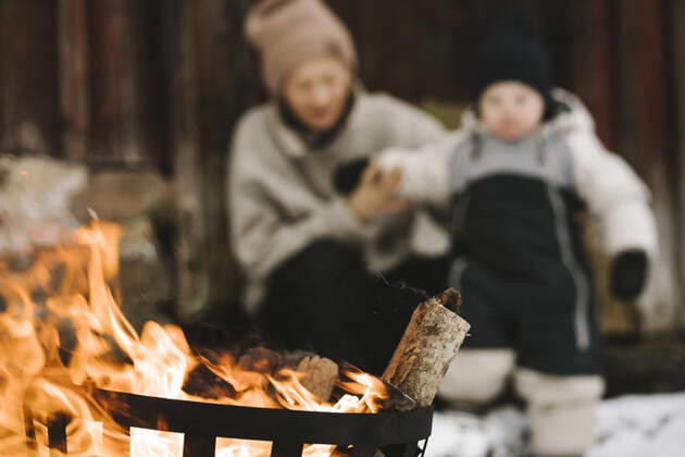 Burning wood in fire pit against woman and daughter during winter Sweden, Vastergotland, model released, property released Copyright: xMaskotx , MA87446
