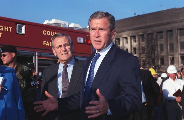 IMAGO History, Anschläge vom 11. September aus New York und Washington D.C 20 Jahre Anschläge vom 11. September: Attentat auf das Pentagon DONALD RUMSFELD (July 9, 1932 - June 29, 2021) was an American politician, government official, and businessman who served as Secretary of Defense from 1975-1977 under Gerald Ford, and again from 2001-2006 under George W. Bush. He is both the youngest and the second-oldest person to have served as Secretary of Defense. Additionally, Rumsfeld was a three-term U.S. Congressman from Illinois (1963 1969), director of the Office of Economic Opportunity (1969 1970), counsellor to the president (1969 1973), the United States Permanent Representative to NATO (1973 1974), and White House Chief of Staff (1974 1975). Between his terms as Secretary of Defense, he served as the CEO and chairman of several companies. FILE PHOTO SHOT: September - ZUMAs152 20010912_mda_s152_012 Copyright: xDepartmentxOfxDefensex