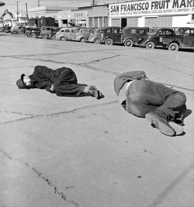 Dorothea Lange (May 26, 1895 October 11, 1965) was an American documentary photographer and photojournalist, best known for her Depression-era work for the Farm Security Administration (FSA).<br ><br > Lange s photographs humanized the consequences of the Great Depression and influenced the development of documentary photography. USA: Scene along Skid Row , Howard Street, San Francisco, California, Dorothea Lange (1895 - 1965), February 1937 xSupplier:xCPAxMediaxCo.xLtd.x Copyright: xDorotheaxLangex