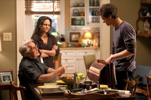 Martin Sheen, Sally Field & Andrew Garfield Characters: Uncle Ben, Aunt May, Spider-Man Peter Parker Film: The Amazing Spider-Man (USA 2012) Director: Marc Webb 13 June 2012  Copyright: MaryxEvansxAFxArchivexColumbiaxPictures 13064595 EDITORIAL USE ONLY