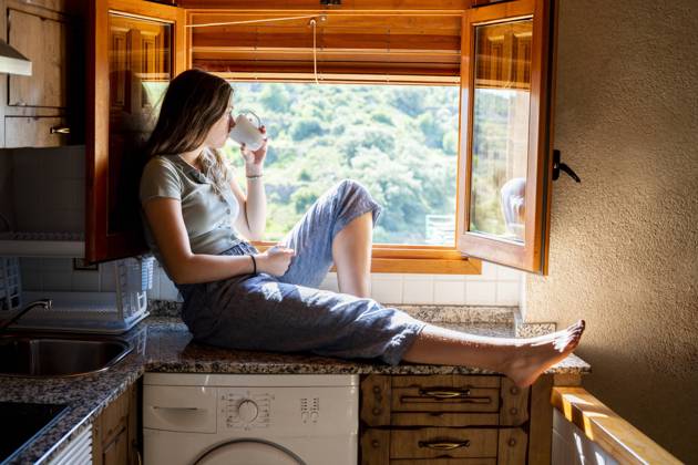 IMAGO Creative: Gesellschaft, Armut Teenage woman sitting looking out the window drinking coffee Valencia, Valencian Community, Spain CR_VFKDPR210721-801421-01 ,model released, Symbolfoto