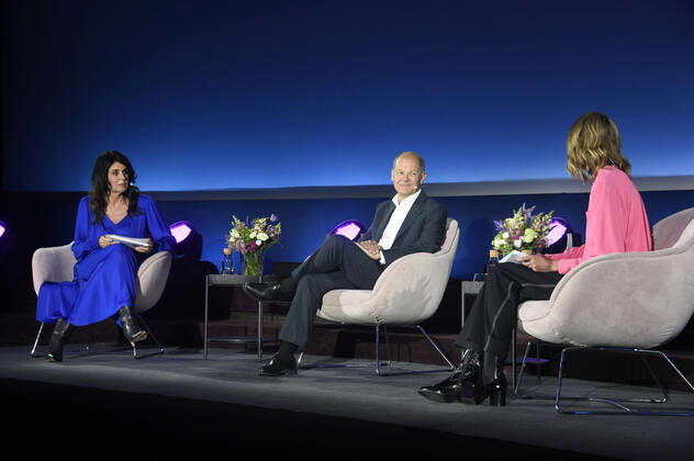 Brigitte Huber, Olaf Scholz and Meike Dinklage at the talk event Brigitte Live in the Astor Film Lounge Berlin, 28 07 2021 Foto:xN.xKubelkax xFuturexImage