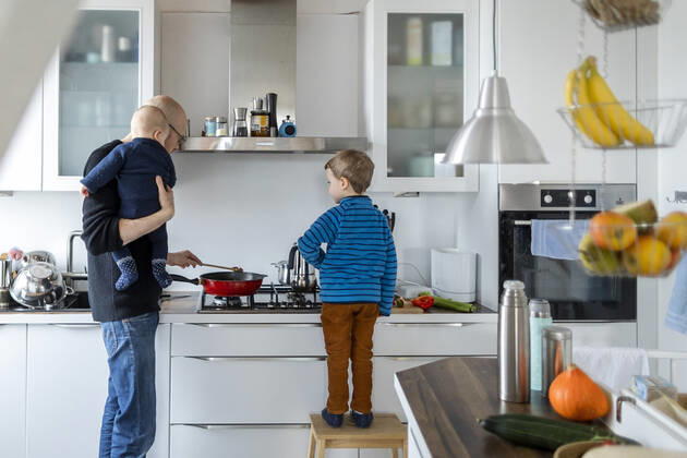 Symbol photo A father cooks with his children Berlin, 02 02 2021 Berlin Germany Copyright: xJaninexSchmitz photothek.dex