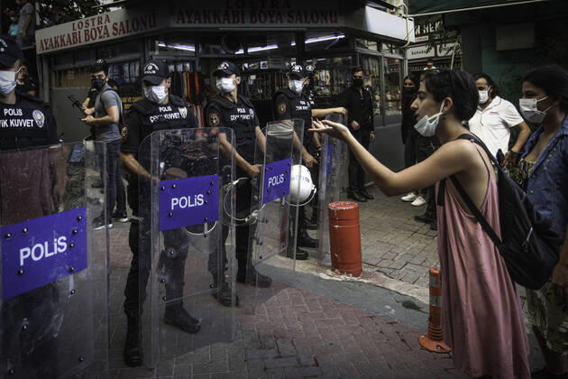 Bilder des Jahres 2021, News 08 August News Themen der Woche KW31 News Bilder des Tages August 3, 2021, Ankara, Turkey: Protesters confront police officers during the demonstration..21 year old university student Azra Gülendam Haytao?lu, who has not been heard from in Antalya since 28 July, was found dead in a forest area in Antalya Kepez. Istanbul Convention Ankara Campaign Group gathered in front of Ã‡ankaya Municipality for the murdered woman. Ankara Turkey - ZUMAs197 20210803_zaa_s197_103 Copyright: xTunahanxTurhanx
