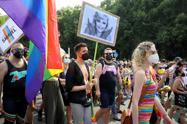 Berliner CHRISTOPHER STREET DAY 2021 - CSD - Am 24. Juli 2021 zieht der CSD in Berlin unter dem Motto SAVE OUR COMMUNITY SAVE YOUR PRIDE zum 43. Mal durch die Hauptstadt. Demoteilnehmer mit Atemschutzmasken auf der Straße des 17. Juni. Demoteilnehmer trägt Schild mit Schwarz-Weiß-Foto. Demoteilnehmer trägt Protestschild mit der Aufschrift: JUSTICIA PARA SAMUEL Die bunte CSD-Parade startete in diesem Jahr als Demonstration an der Leipziger Straße, führte über den Potsdamer Platz, vorbei am Denkmal für die im Nationalsozialismus verfolgten Homosexuellen zum Brandenburger Tor und über die Siegessäule zur Urania. Aufgrund der Corona-Pandemie fand die Demonstration ausschließlich unter Einhaltung der vom Berliner Senat erlassenen