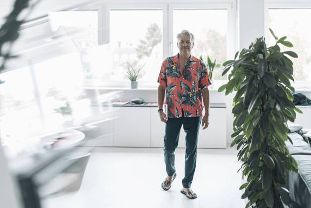 IMAGO Creative: Business - Work-Life Balance Businessman wearing casual walking against window art office model released Symbolfoto property released GUSF04532