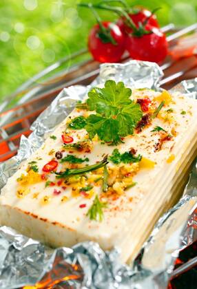  Halloumi cheese grilling in tin foil, 09.04.2013 22:04:52, Copyright: xfoodandmorex Panthermedia09030244