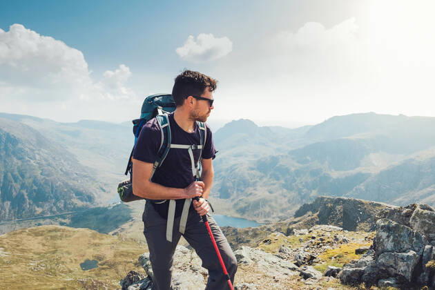 IMAGO Creative: 2022 Aussichten Traveling man hiking in mountains with trekking pole during vacation in summer in Wales, Model released JorgeMoya_WalesTrekking_40.jpg Copyright: xJorgexMoyax MR