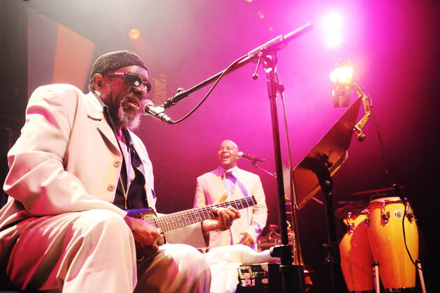 Der amerikanische Jazz-Gitarrist James Blood Ulmer beim 41. Moers Festival 2012. Im Hintergrund ist Posaunist Joe Bowie. The American jazz guitarist James Blood Ulmer at the 41. Moers Festival 2012 with trombonist Joe Bowie in the back. Moers NRW DEU;DE;GERMANY;DEUTSCHLAND;ALLEMAGNE