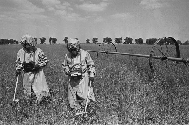 Radiation control out in fields 1098526 27.04.1986 Radiation monitoring technicians dressed in special protective gear perform radiation control in the fields near the Chernobyl nuclear power plant. Igor Kostin Sputnik Kiev region Ukraine  Copyright: xIgorxKostinx