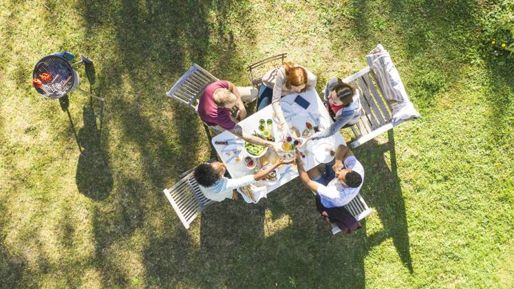 Happy young friends toasting beer bottles in garden Copyright: GabrielxSanchez B86009844