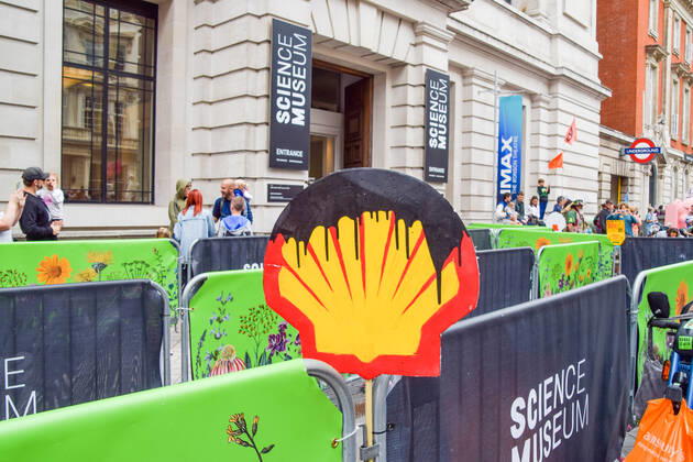 August 29, 2021, London, United Kingdom: An oil-stained Shell logo is seen during the demonstration outside the Science Museum. .Activists gathered outside the museum in South Kensington to protest against Shell s sponsorship of the Our Future Planet climate change exhibition, and as part of Extinction Rebellion s two-week Impossible Rebellion campaign. London United Kingdom - ZUMAs197 20210829_zaa_s197_094 Copyright: xVukxValcicx