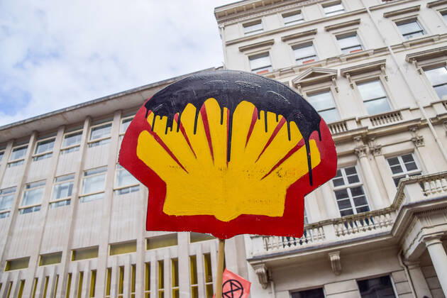 August 29, 2021, London, United Kingdom: An oil-stained Shell logo is seen during the demonstration outside the Science Museum. .Activists gathered outside the museum in South Kensington to protest against Shell s sponsorship of the Our Future Planet climate change exhibition, and as part of Extinction Rebellion s two-week Impossible Rebellion campaign. London United Kingdom - ZUMAs197 20210829_zaa_s197_095 Copyright: xVukxValcicx