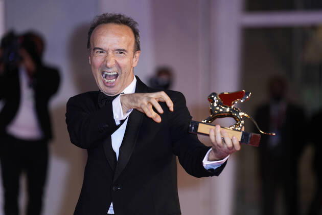 Photo IPP Daniele Cifala™ Venice 01 09 2021 The 78th Venice Film Festival 78th Mostra Internazionale d™Arte Cinematografica Opening Ceremony in the photo Roberto Benigni with the Golden Lion for Lifetime Achievement Italy Photo Press World Copyright 0