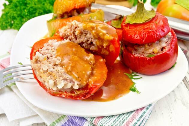  Pepper stuffed meat and rice with sauce in plate on table, 15.04.2016 11:19:33, Copyright: xrezkrrx Panthermedia16647990