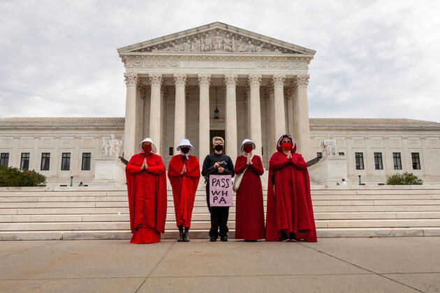 Bilder des Jahres 2021, News 09 September News Themen der Woche KW35 News Bilder des Tages Handmaids Protest Against Texas Abortion Law Protesters dressed as handmaids and a guardian from The Handmaid s Tale stand in front of the US Supreme Court during a demonstration against the Texas law prohibiting abortions after 6 weeks, a point at which many women do not know they are pregnant. Protesters also urge passage of the Women s Health Protection Act, which would codify Roe v. Wade and guarantee access to abortion nationwide. Washington DC United States bailey-handmaid210905_npofY Copyright: xAllisonxBaileyx