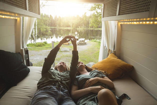 IMAGO Creative: Ende des Sommers Female Friends taking selfie through smart phone in camping van Sweden, Gothenburg, model released, property released Copyright: xMaskotx , MA88427
