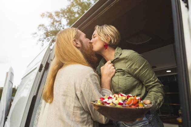 IMAGO Creative: Landleben - Essen IMAGO Creative: Landleben - Alfresco, Draußen Young couple kissing while standing in motor home during vacation Sweden, Gothenburg, model released, property released Copyright: xMaskotx , MA88433