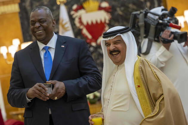 STYLELOCATIONU.S. Secretary of Defense Lloyd Austin III, left, shares a laugh with his Majesty King Hamad bin Isa Al Khalifa of Bahrain September 7, 2021 in Manama, Bahrain. Manama Bahrain - ZUMAp138 20210907_zaa_p138_007 Copyright: xChadxMcneeley Dodx