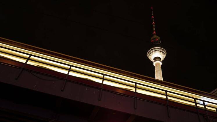 IMAGO Creative: Architektur in Berlin  tv tower and train in berlin, 16.11.2016, Copyright: xphotoimpressionsx Panthermedia19391836