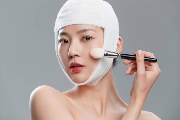 The pretty woman wearing a bandage makeup China, 26 02 2021, model released, Copyright: xViewxStockx, Ref:cpmh-225719f07w.jpg, medical cosmetology,Plastic Surgery,Applying,Beauty Treatment,Beauty,Women,Young Women,Human Face,Human Skin,Bandage,Wrapping,Make-Up,Brushing,Powder Puff,Foundation,Face Powder,Surgery,Healthcare And Medicine,Medical Supplies,Anti Aging,Beautiful,Asia,Asian and Indian Ethnicities,East Asia,Oriental Ethnicity,People,china,Chinese Ethnicity,Adult,Young Adult,One Person,Perfection,Self Improvement,Charming,Change,Pampering,Body Conscious,Wellbeing,Smooth,Photography,Color Image,Horizontal,Indoors,Studio Shot,20-25 Years,Gray Background Copyright: xViewxStockx