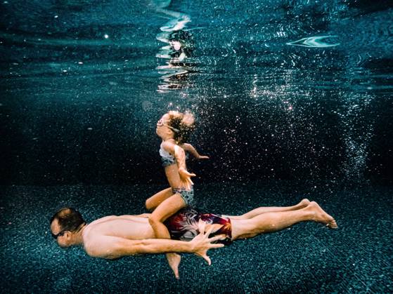 IMAGO Creative: Frühlingsferien und reisen daughter and father swimming together in a pool during summer Quebec City, Quebec, Canada CR_TYTZ210729-806050-01 ,model released, Symbolfoto