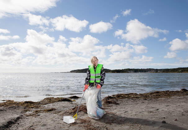 IMAGO Creative: Klimawandel - Zukunft und Innovation Girl in safety vest cleaning beach, 01.10.2011, Copyright: xJonatanxFernstromx cleaning,holding,picking up,looking at camera,copy space,full length,portrait,reflection,childhood,choice,commitment,future,responsibility,protection,safety,togetherness,confidence,nature,preserved,rubbish bag,rubbish,pre-adolescent child,caucasian ethnicity,girl,one person,outdoors,beach,sea,day,environmental issue,environment,environmental conservation,posing,standing,sunlight,blue sky,manual labor,eye contact,only female,conscientious,protective workwear,Photographing,Posing,Cleaning,Lifting,Standing,Holding,Working,Manual Labour,Caucasian Ethnicity,Pre-Adolescent Child,Female,Girls,Girl,Childhood,Choice,Confidence,Dedication,Protection,Responsibility,Secur Ref:33jf0005rf