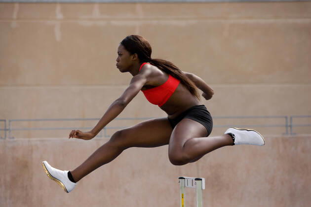 IMAGO Creative: Internationaler Frauenmonat, Mädchen im Sport Runner jumping over hurdles on track, 01.10.2011, Copyright: xRobinxSkjoldborgx wearing,exercising,jumping,practising,brown hair,full length,motion,side view,girl power,challenge,concentration,determination,flexibility,power concept,athleticism,competition,fitness,strength,hurdle,teenager,african american ethnicity,teenage girl,one person,athlete,hurdler,outdoors,day,action,sportswear,energy,arms open,long hair,ponytail,sport,track and field sport,mid air,focus,only female,clearing,training,Jumping,Practising,Arms Outstretched,Thinking,Concentration,African Descent,African American Ethnicity,Teenager,Female,Girls,Teenage Girls,Teenage Girl,Athlete,Hurdler,Challenge,Competition,Determination,Focus,Energy,Flexibility,Motion,Girl Power,Stre Ref:33rsk0027rf