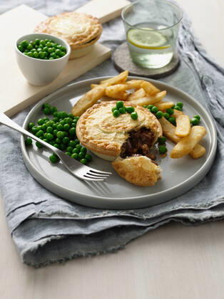 IMAGO Creative, Food, Pot Pie Plate of meat pie, chips and peas, 13.07.2012, Copyright: xBRETTxSTEVENSx close-up,copy space,high angle view,still life,fresh,fork,plate,indoors,food,baked,french fries,pea,meal,dinner,water,nobody,entree,ready-to-eat,glass,delicious,filo pastry,puff pastry,comfort food,pot pie,Freshness,No People,Copy Space,Point Of View,Close-Up,High Angle View,Food,Prepared Potato,French Fries,Dough,Ready-To-Eat,Fresh Produce,Cooked,Baked,Vegetable,Legume,Green Pea,Main Meal,Dinner,Cutlery,Fork,Dish,Plate,Symbol,Orthographic Symbol,Numeral,Glass,Indoors,Comfort Food,Still Life,Phyllo Pastry,Puff Pastry Ref:43brt0626rm