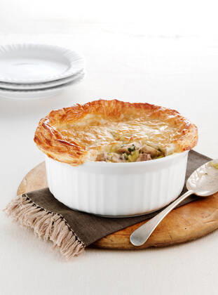 IMAGO Creative, Food, Pot Pie Dish of baked chicken pie, 13.08.2012, Copyright: xBRETTxSTEVENSx white background,close-up,copy space,still life,studio shot,mushroom,fresh,spoon,dish,bowl,plate,food,baked,pie,vegetable,gourmet food,dinner,lunch,nobody,heat,warm,ready-to-eat,chicken,puff pastry,comfort food,pot pie,Freshness,No People,Hot,Warm,Copy Space,Plain Background,White Background,Close-Up,Animal,Bird,Poultry ,Chicken ,Fungi,Gill Fungus,Mushroom,Food,Meat Dish,Meat Pie,Dough,Ready-To-Eat,Fresh Produce,Cooked,Baked,Vegetable,Main Meal,Dinner,Lunch,Dessert,Pie ,Meat,White Meat,Vegetarian Food,Vegetarian Pie,Ball,Bowling Ball,Bowl,Cutlery,Spoon,Dish,Plate,Symbol,Orthographic Symbol,Numeral,Studio Shot,Comfort Food,Still Life,Puff Pastry Ref:46brt0087rf