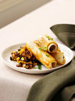 IMAGO Creative, Food, Taquitos Plate of beef taquitos with salsa, 13.02.2013, Copyright: xBRETTxSTEVENSx copy space,focus on foreground,high angle view,studio shot,healthy eating,plate,napkin,food,salsa,black bean,gourmet food,dinner,lunch,mexican food,nobody,nutrition,entree,corn,delicious,wholesome,taquito,February 2013 Release,tortilla,No People,Copy Space,Point Of View,High Angle View,Camera Focus,Selective Focus,Focus On Foreground,Food,Bread,Tortilla,Grain,Corn,Fresh Produce,Vegetable,Legume,Pulse,Bean,Black Bean,Main Meal,Dinner,Lunch,World Cuisine,Mexican Cuisine,Dish,Plate,Napkin,Symbol,Orthographic Symbol,Numeral,Studio Shot,Healthy Eating,Nutrition Ref:52brt0016rf