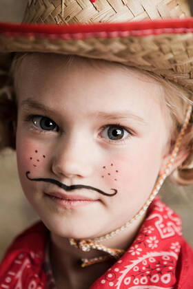 IMAGO Creative: Internationaler Frauenmonat, Geschlechterrollen aufbrechen Young girl dressed up as cowgirl, 26.04.2010, Copyright: xDanxPangbournex, model released, wearing,dressing up,looking at camera,blond hair,close-up,front view,head and shoulders,headshot,high angle view,portrait,childhood,contented,child,caucasian ethnicity,female,girl,only one girl,tomboy,one person,cowgirl,mustache,freckles,indoors,costume,bandana,cowboy hat,straw hat,scarf,smiling,face paint,6 to 7 years,Cross-Media,April 2010 Release,Caucasian Ethnicity,Child,Elementary Age,6-7 Years,Female,Girls,Girl,Cowgirl,Childhood,Satisfaction,Wellbeing,Happiness,One Person,Smiling,Head And Shoulders,Headshot,Looking At Camera,Point Of View,Close-Up,Front View,High Angle View,Blond Hair,Human Skin,Skin Feature,Freckle,Dressing Up,Costume,Hat,Co Ref:IS098TB3U