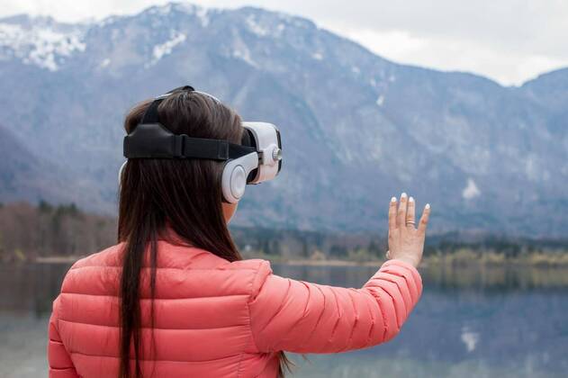  IMAGO Creative: Klimawandel - Zukunft und Innovation  young woman in VR glasses, 11.10.2020, Copyright: xChechotkinx Panthermedia21349943