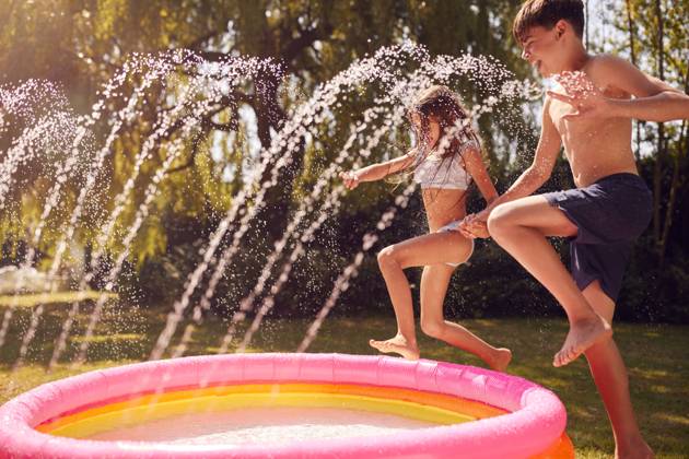 summer,cooling,siblings,wading pool,summers,wading pools mmq-113i ,model released, Symbolfoto