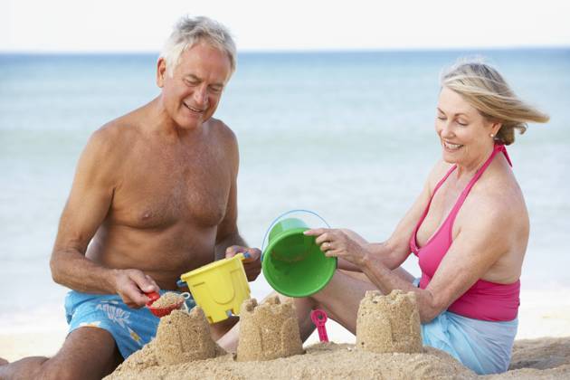active seniors,sandcastle,elderly,fit,old,senior,seniors,sand castle,sand castles,sandcastles mmq-q0h ,model released, Symbolfoto