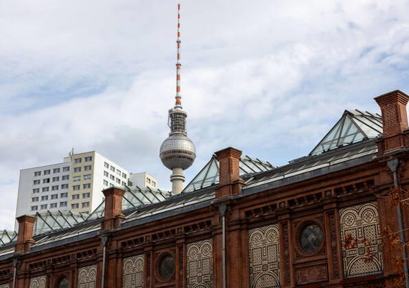 Editorial, Berlin TV Tower together with Hackescher Markt station in August 2021. Copyright: xBEAUTIFULxSPORTS KJPetersx