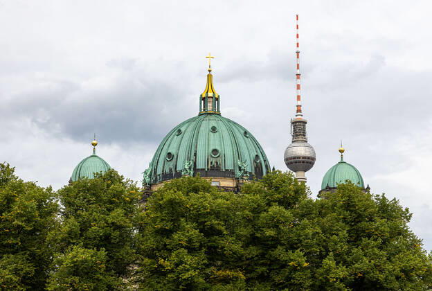 Editorial, Berlin TV Tower together with the domes of the Berlin Cathedral in August 2021. Copyright: xBEAUTIFULxSPORTS KJPetersx