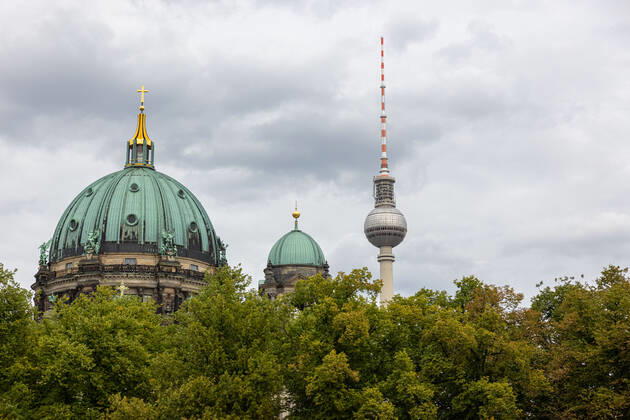 Editorial, Berlin TV Tower together with the domes of the Berlin Cathedral in August 2021. Copyright: xBEAUTIFULxSPORTS KJPetersx