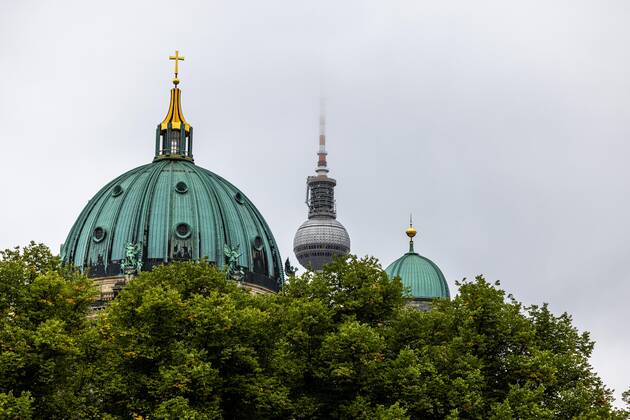 Editorial, Berlin TV Tower together with the domes of the Berlin Cathedral in August 2021. Copyright: xBEAUTIFULxSPORTS KJPetersx