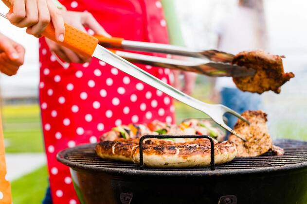  Meat and sausages on BBQ grill model released, Symbolfoto, 11.10.2020, Copyright: xKzenonx Panthermedia21483803