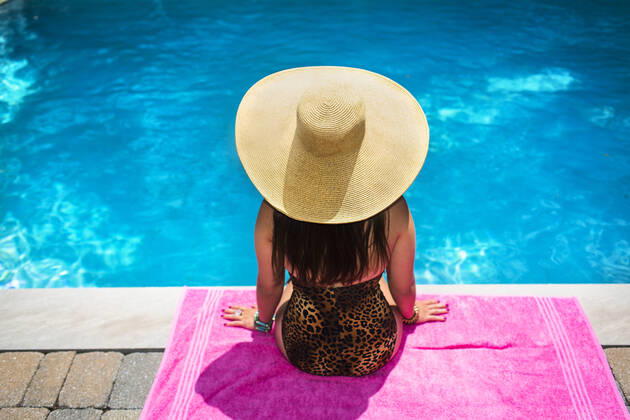 Rear view of young woman in sunhat sitting at poolside, 28.08.2014, Copyright: xStevexPrezantx, model released, wearing,black hair,pink,turquoise,copy space,high angle view,leopard skin,rear view,waist up,feminine,contented,happiness,relaxation,beach towel,20 to 24 years,caucasian ethnicity,female,woman,young woman,only one young woman,one person,outdoors,summer,day,swimming pool,poolside,sun hat,swimwear,swimming costume,sitting,long hair,lifestyle,sunlight,water,leisure,vacation,only female,September 2014 Release,Sitting,Caucasian Ethnicity,Young Adult,20-24 Years,Female,Women,Young Women,Young Adult Woman,Femininity,Relaxation,Satisfaction,Wellbeing,Happiness,Blue,Turquoise,Pink,Long Hair,One Person,Copy Space,Waist Up,High Angle View Ref:IS09AK7XY